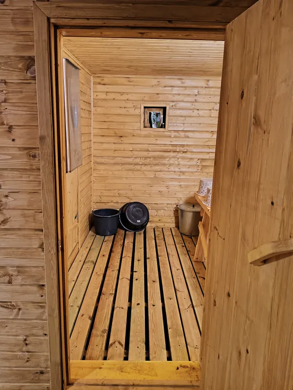 Дом и баня у скалы