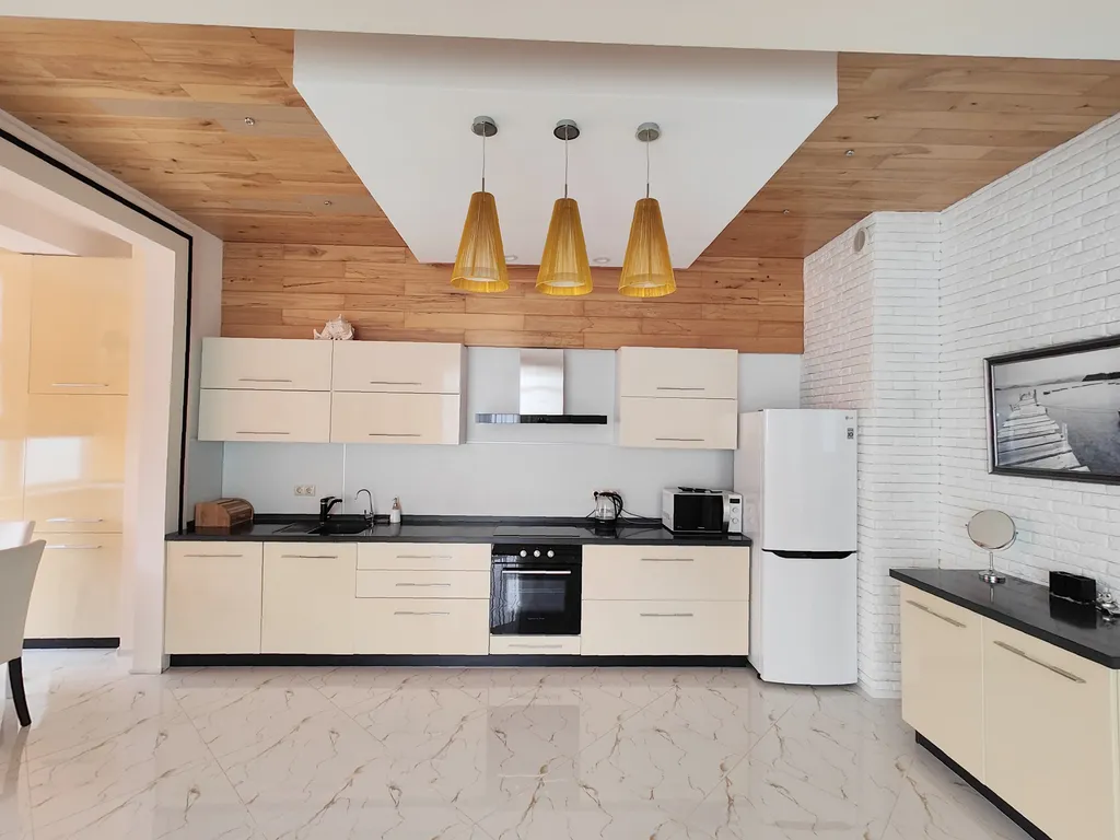 Евродвушка с большое кухней студией с видом на море