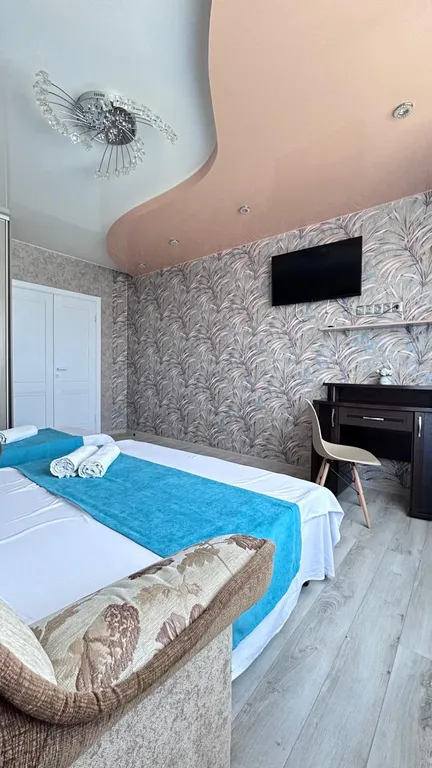 Современная трехкомнатная квартира с большой кухней