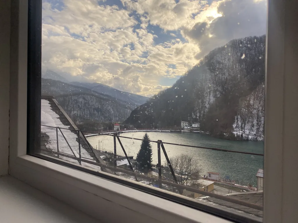 Студия с видом на озеро и горы