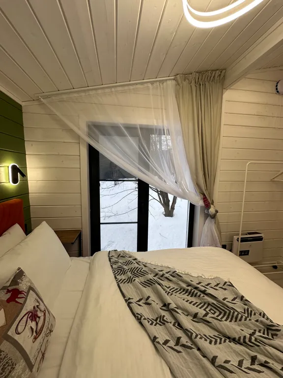 Дом в облаках у леса