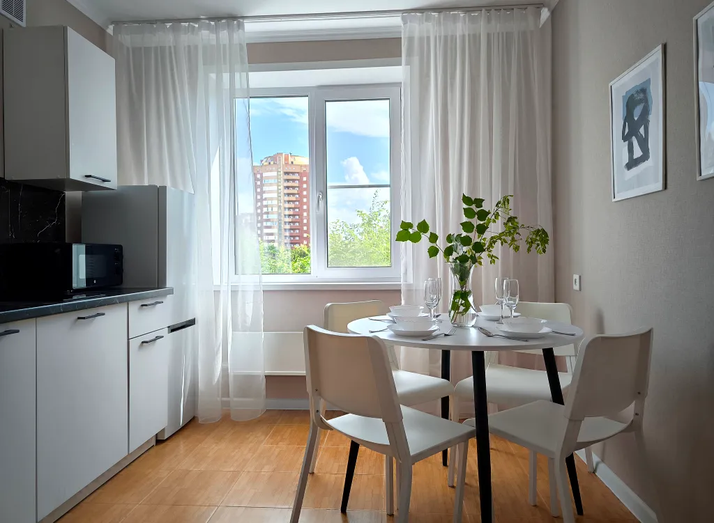 Солнечная двухкомнатная квартира с видом на город