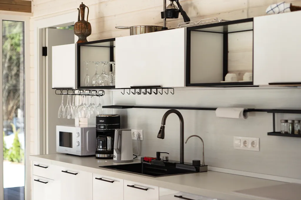 Уютный дом с панорамными окнами и видом на лес