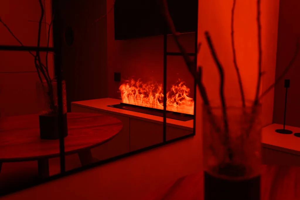 Bишневый aтлac — яркая квартира с биокамином