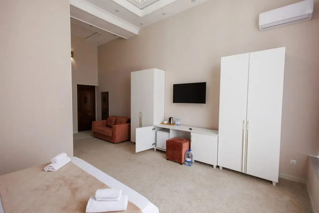 Делюкс плюс двуспальная кровать и диван