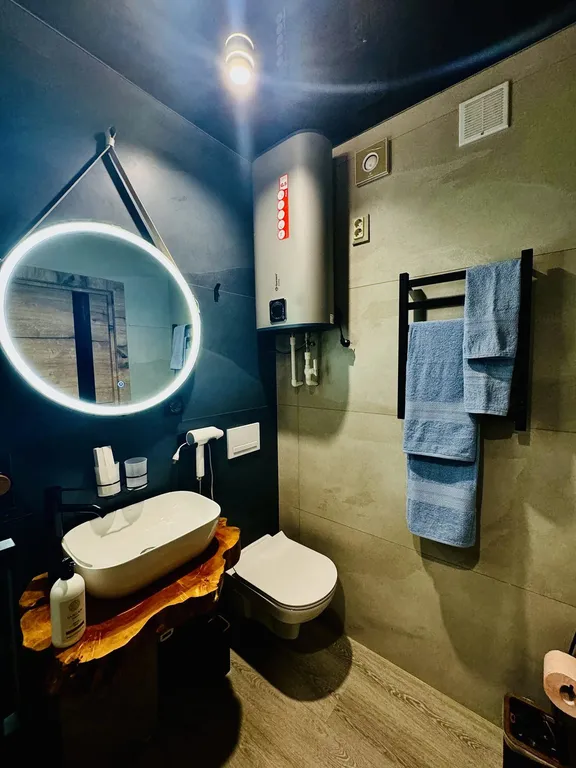 Премиальный Гостевой Дом в темных тонах с видом на горы