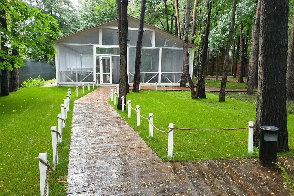 Белоснежная веранда и усадьба