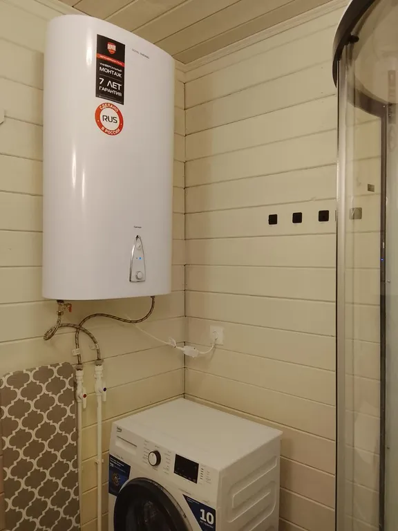 Большой дом А-Фрейм среди молодого елового леса