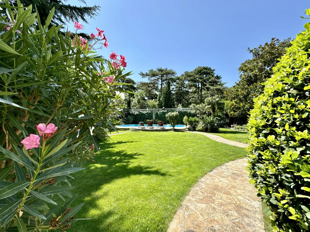 Шикарный дом в заповедной зоне в Ялте