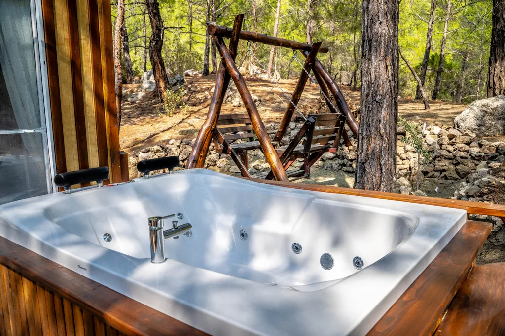 Бунгало в сосновом лесу на берегу Средиземного моря, Турция