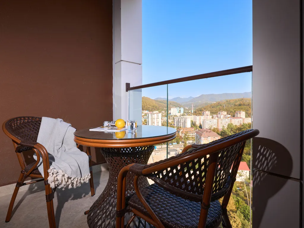 Современная, новая квартира с видом на горы