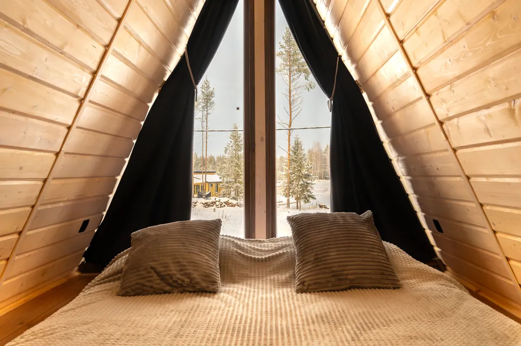 Стильный дом-шалаш с горячей купелью среди вековых сосен