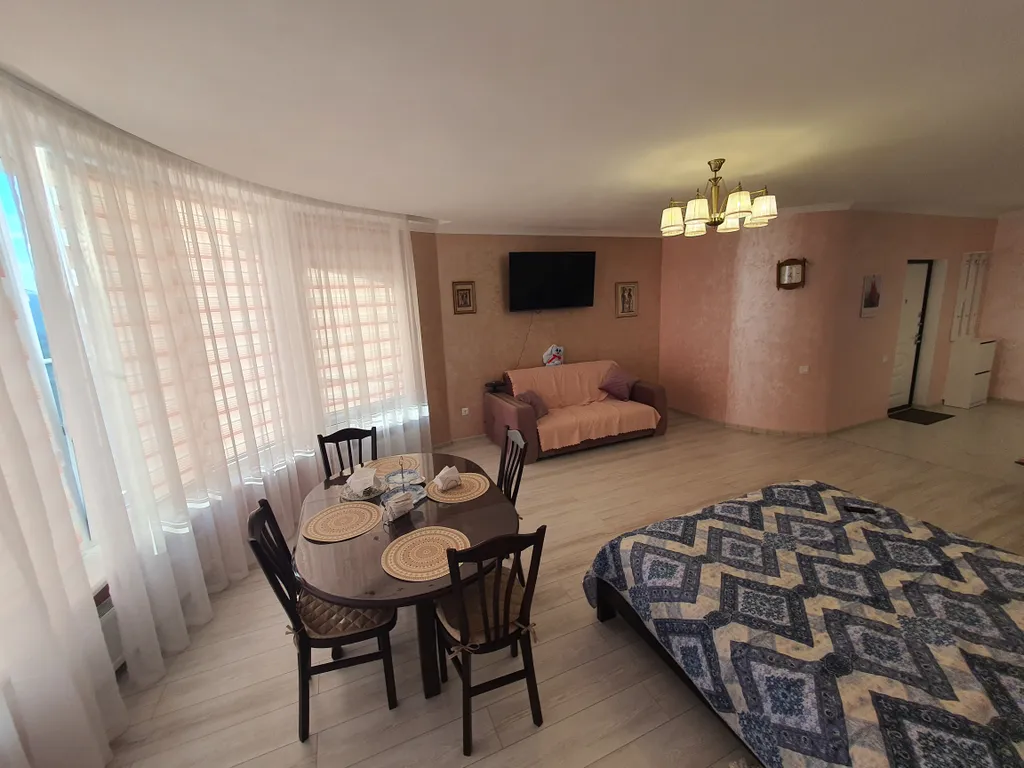 Апартамент-студия с видом на озеро Абрау