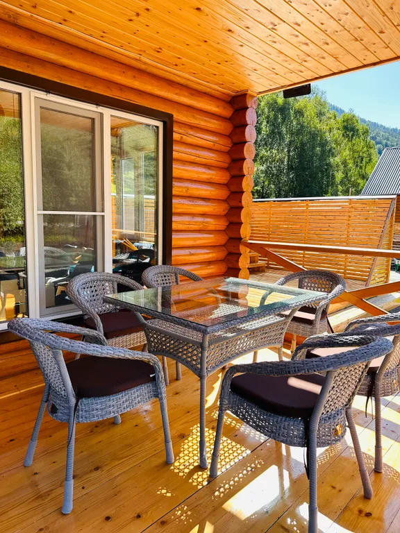 Усадьба Сова на берегу реки в горах Алтая