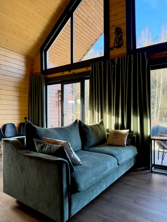 Уютный домик у леса с камином и панорамными окнами