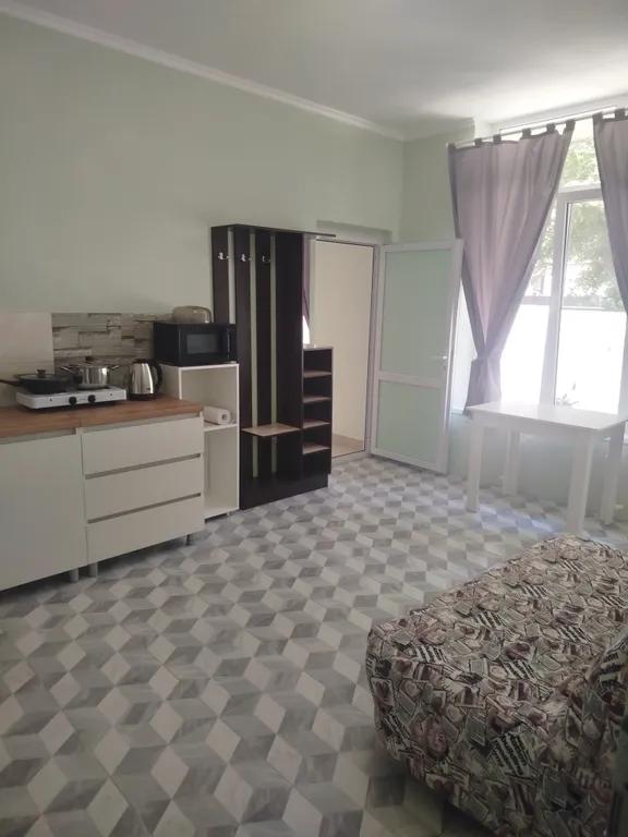 Комната с отдельной кухней в тихом районе, рядом с центром