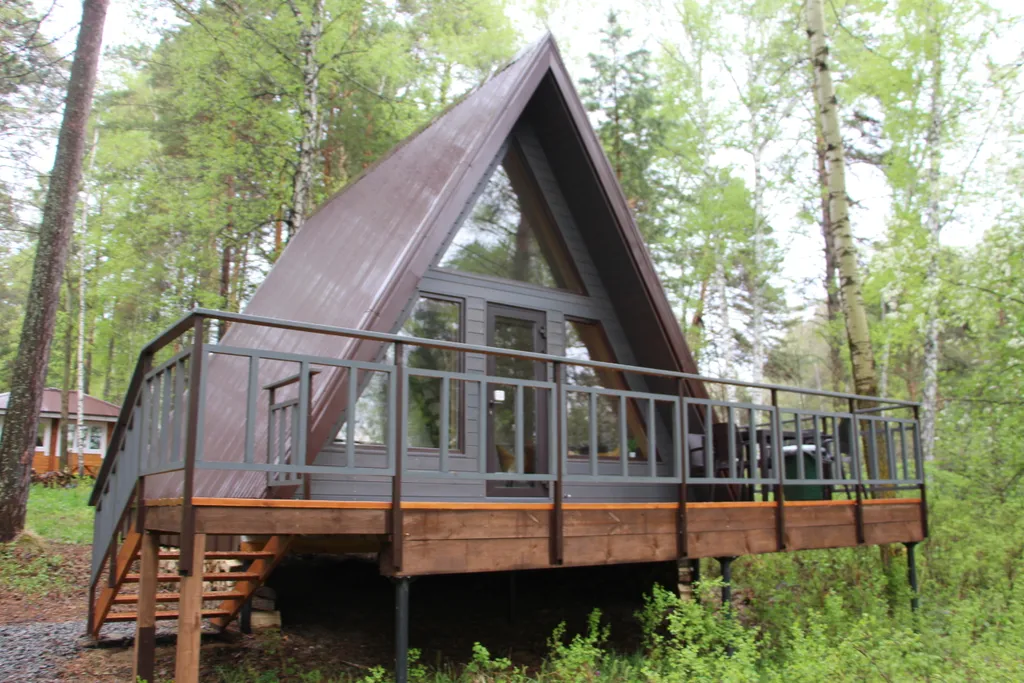Уютный домик Серый A-Frame с террасой