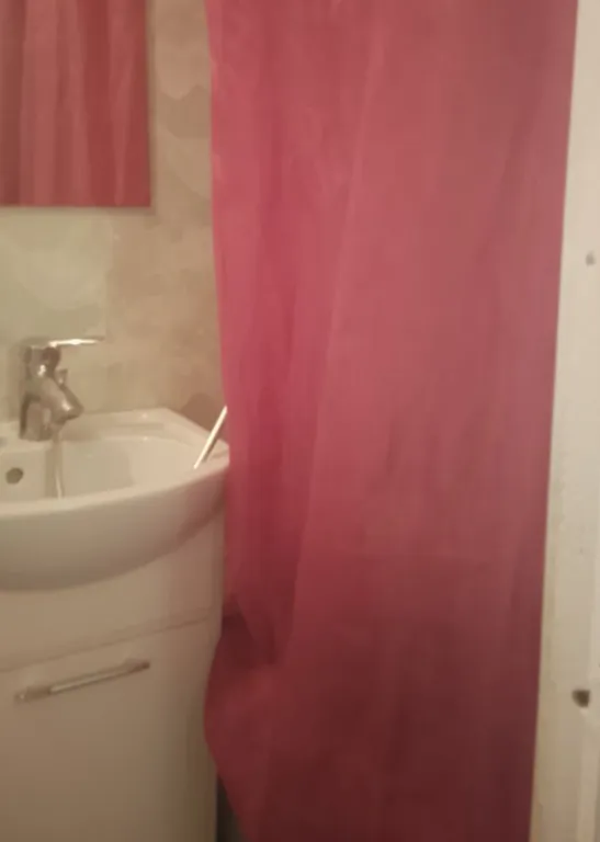 Удобная комната с кухней-прихожей, сан. Узлом, с входной железной дверь