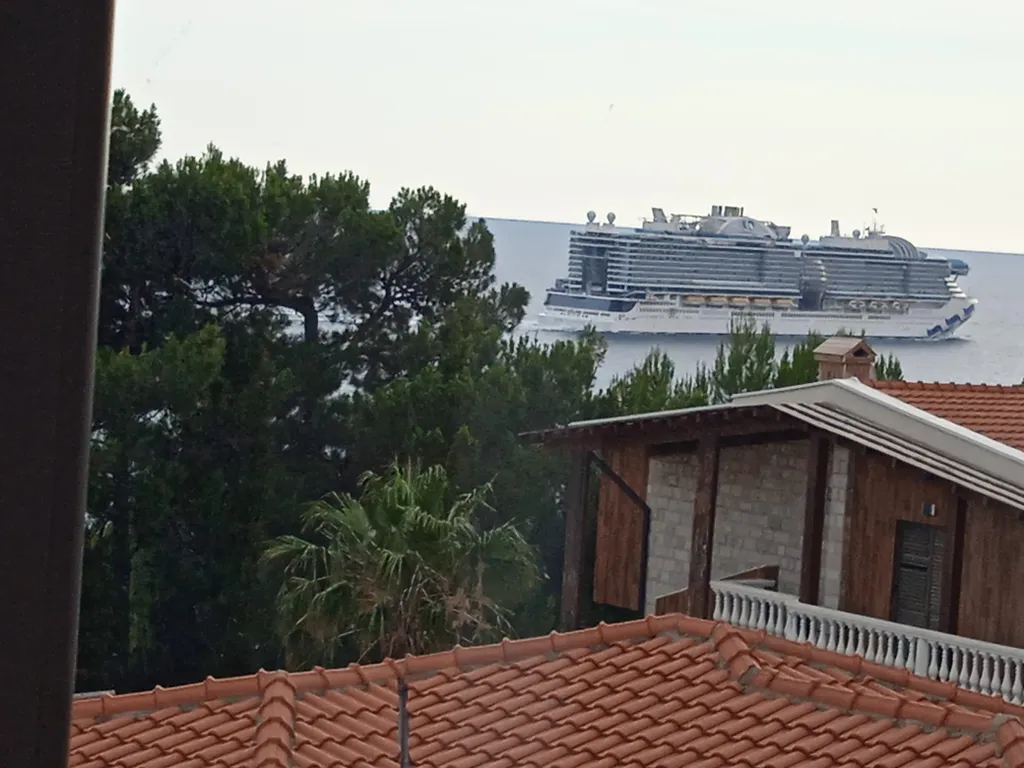 Вид на море и город