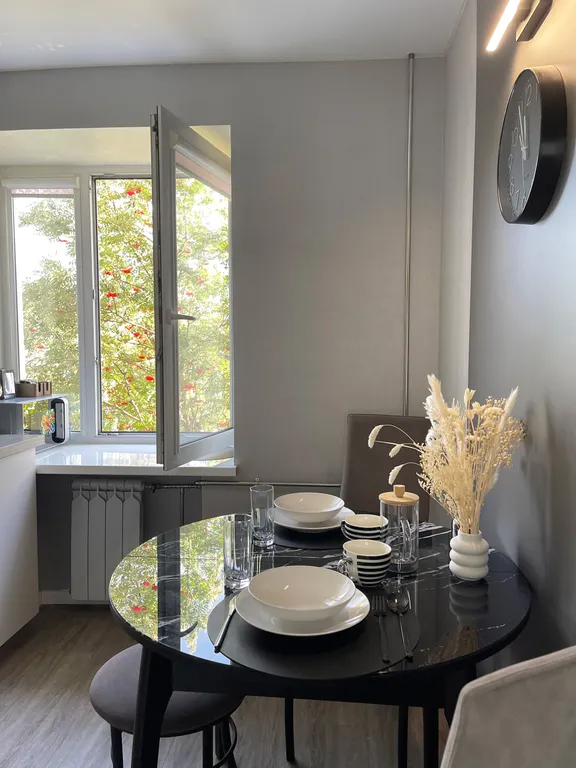 Современная квартира с камином в центре