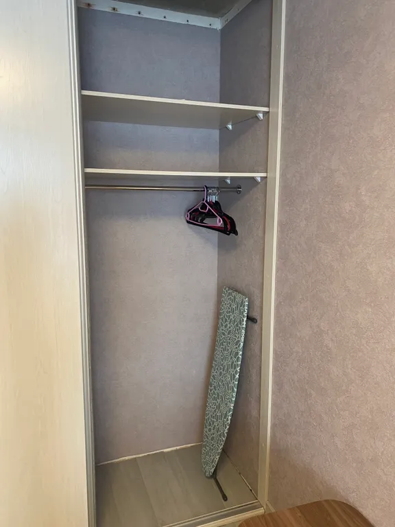 Хорошая, светлая  квартира в современном районе на берегу озера