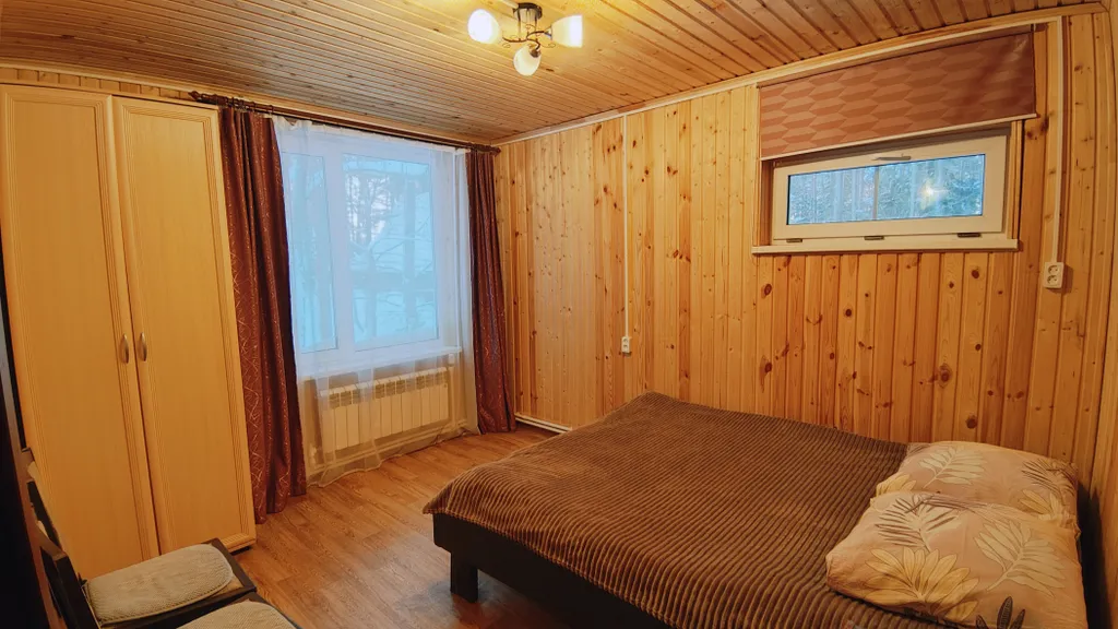 Коттедж Коттедж с баней, чаном и детской площадкой с батутом у озера, в бору — Ланино