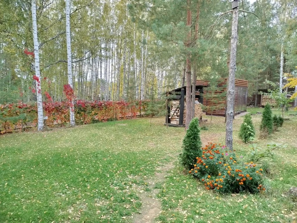 Дом с беседкой на берегу водохранилища