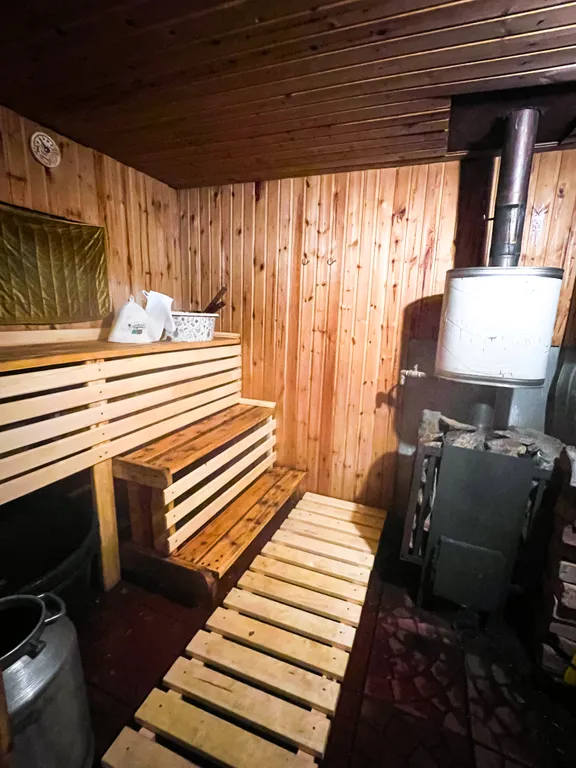 Двухэтажный дом+деревенская баня на дровах