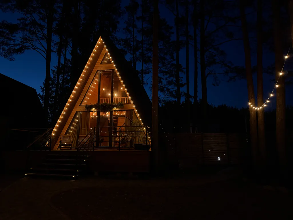 Дом А-фрейм с камином и баней с видом на лес