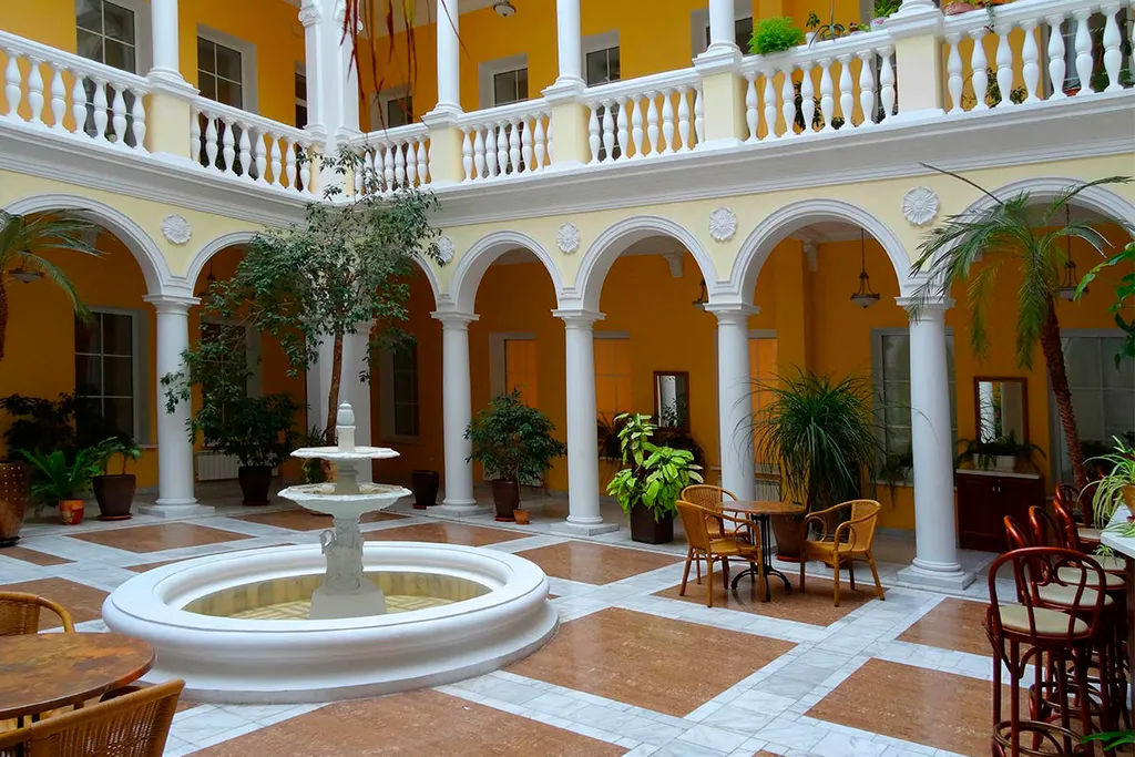 Номер в центре Ялты в 100 метрах от моря в историческом здании 1875 года