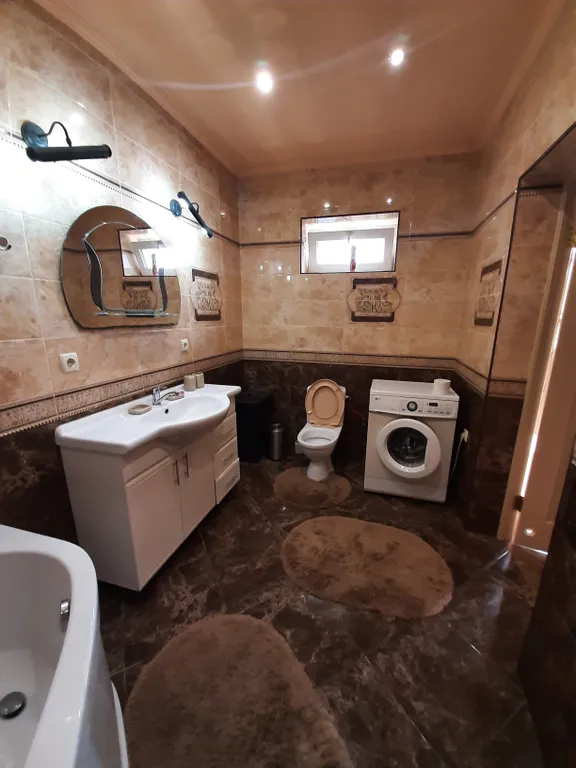 Дом с басейном и беседкой