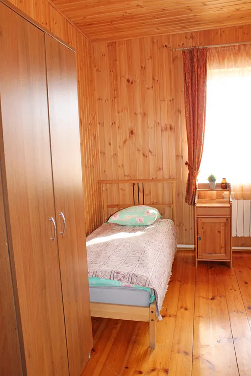 Двухэтажный дом за городом