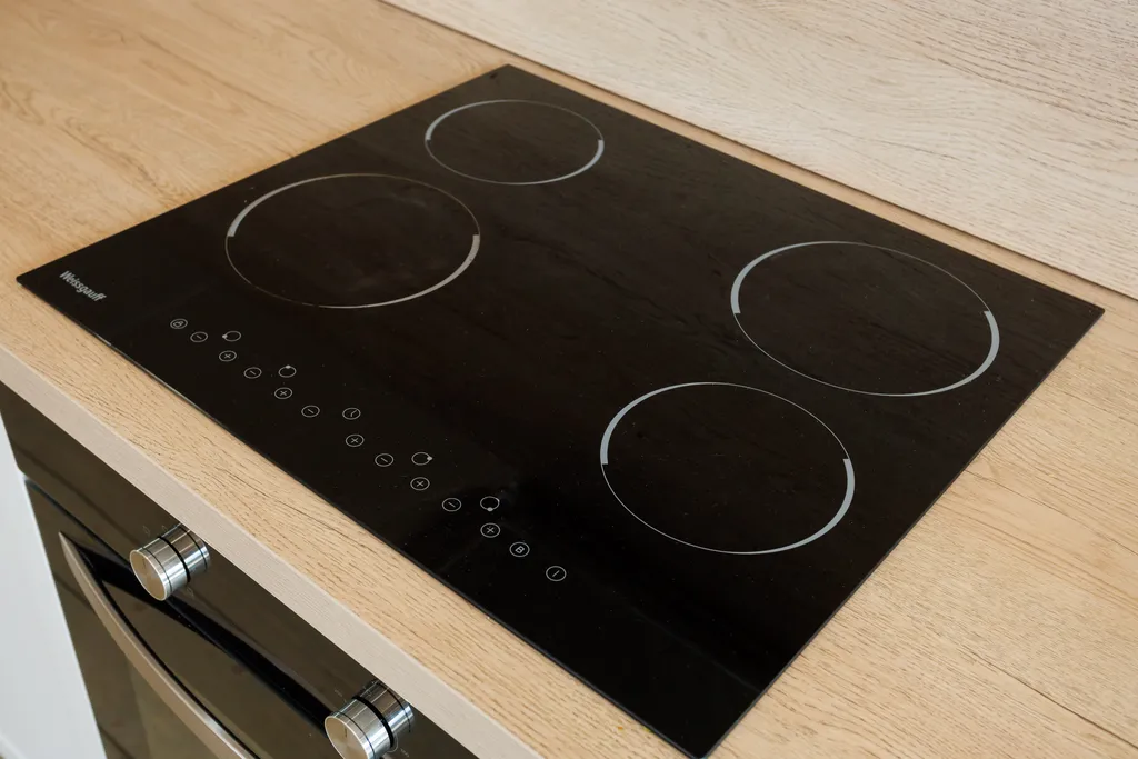 Загородный дом у леса и конюшни