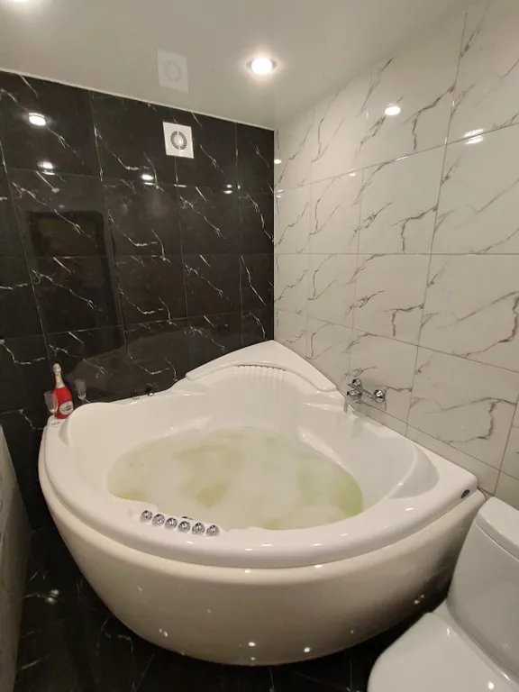 Стильные апартаменты с джакузи в центре города