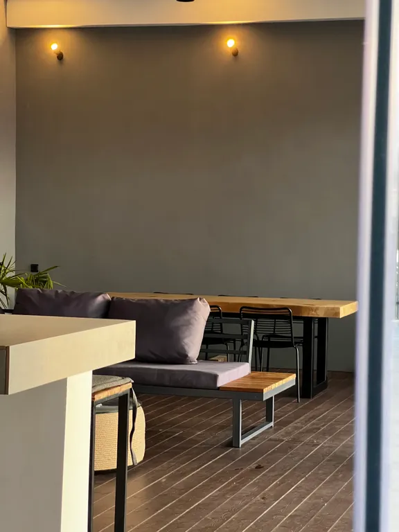 Gide villa посреди леса с видом на море