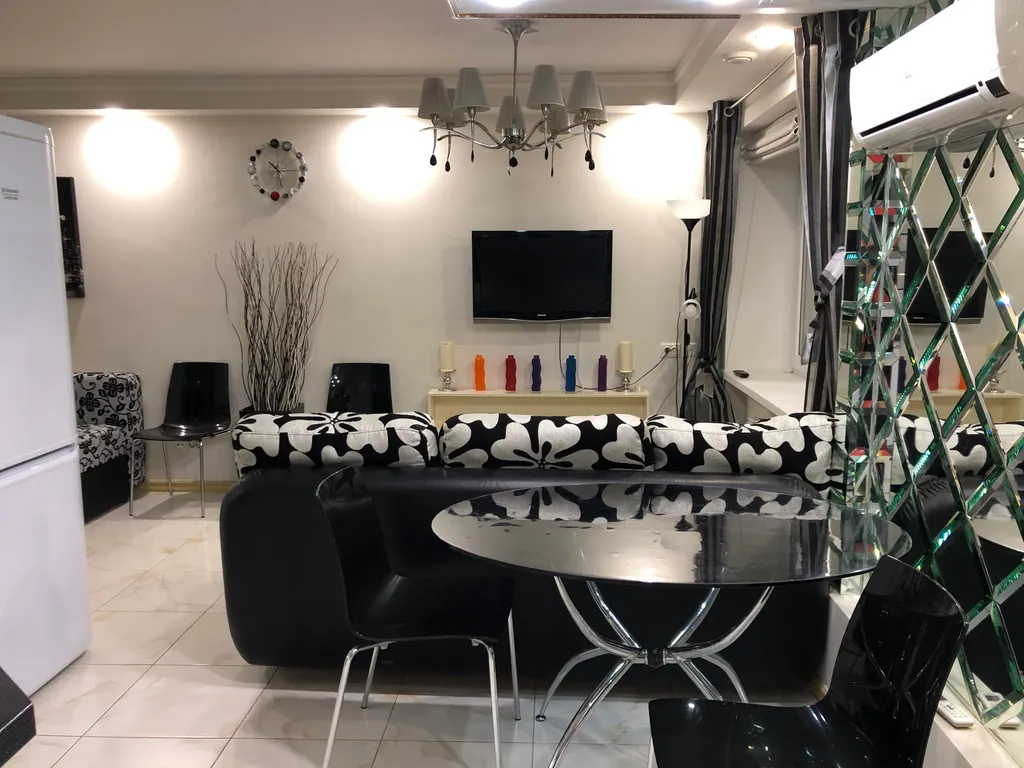 Отличная квартира в 12 минутах от моря со своим выходом в полесадник. — аренда посуточно в Партенит