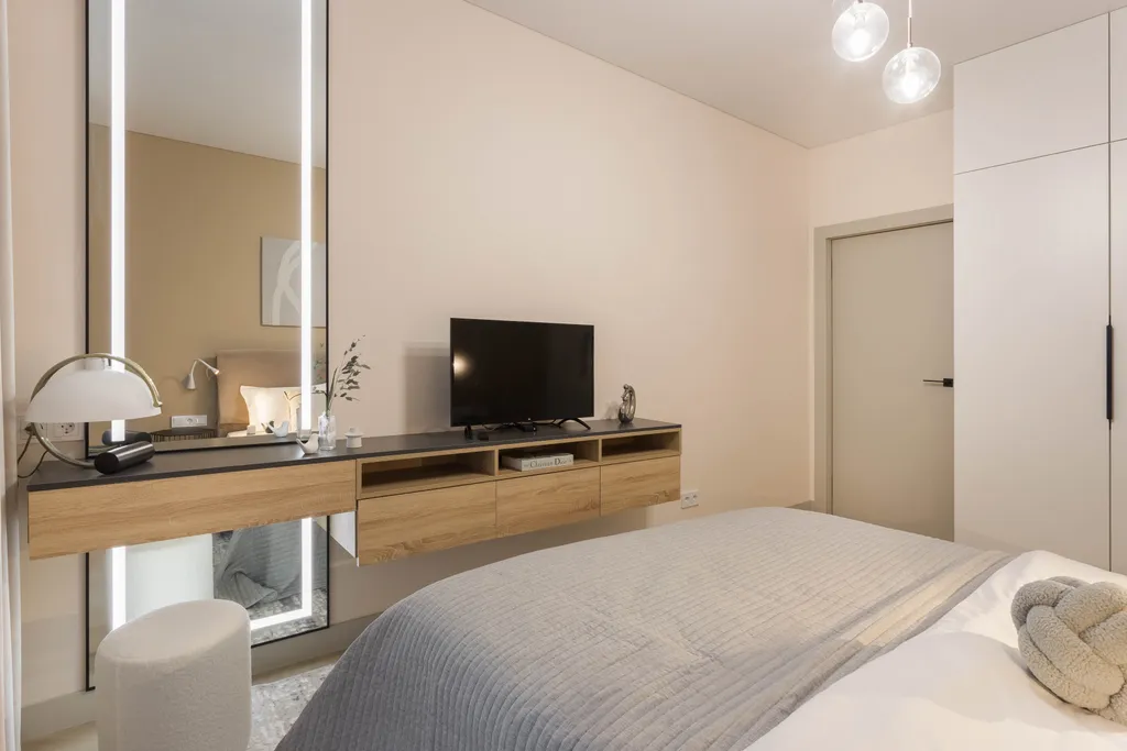 Современная трешка с видом на озеро и каминным залом