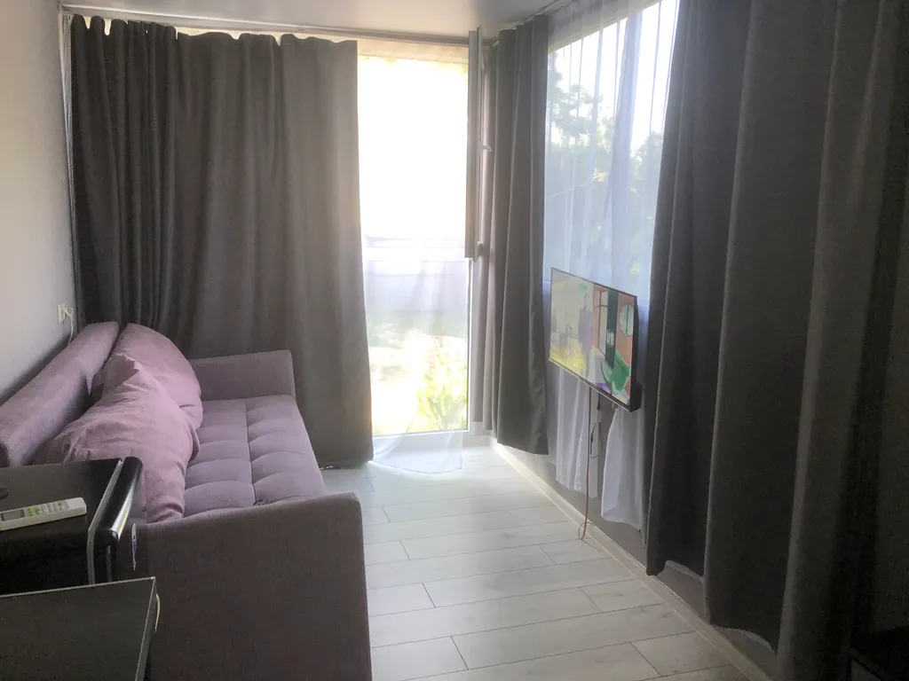 Домик-студия окруженная зеленью рядом с морем