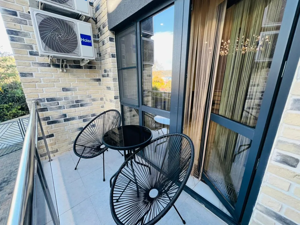 Двухуровневая квартира с бассейном на территории