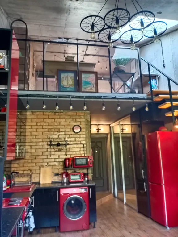 Двухуровневая Лофт-студия в Царском гараже