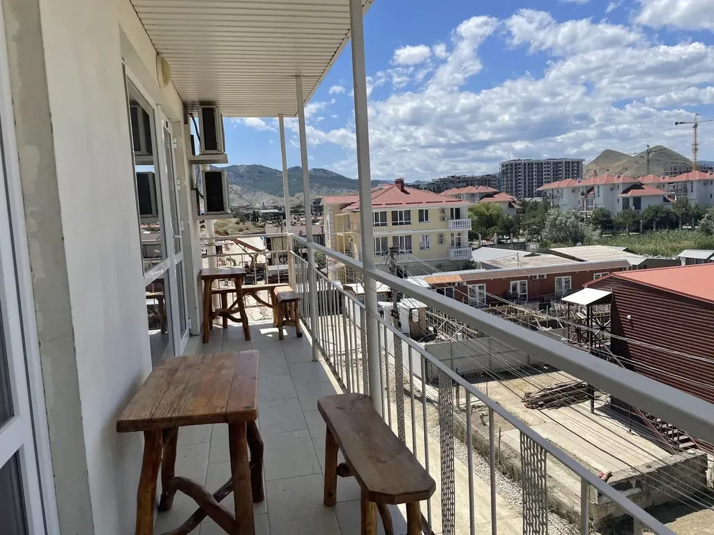 Стандартный трехместный номер с балконом и видом на поселок