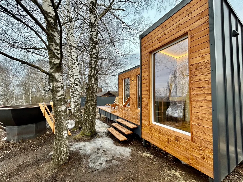 Дом с чаном на берегу реки