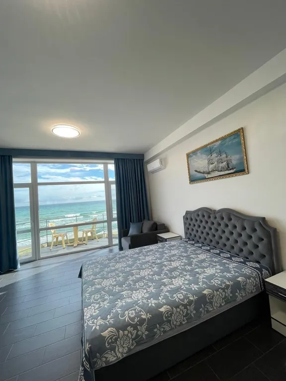 Эллинг на берегу моря