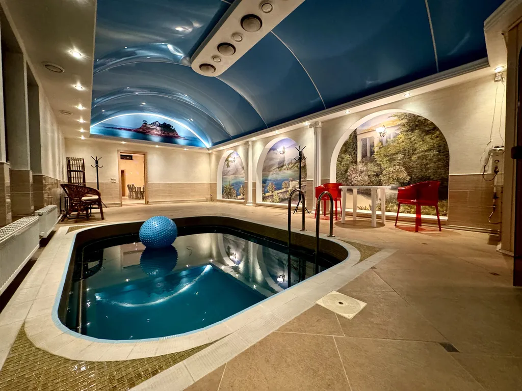 Дом с сауной и бассейном в черте города