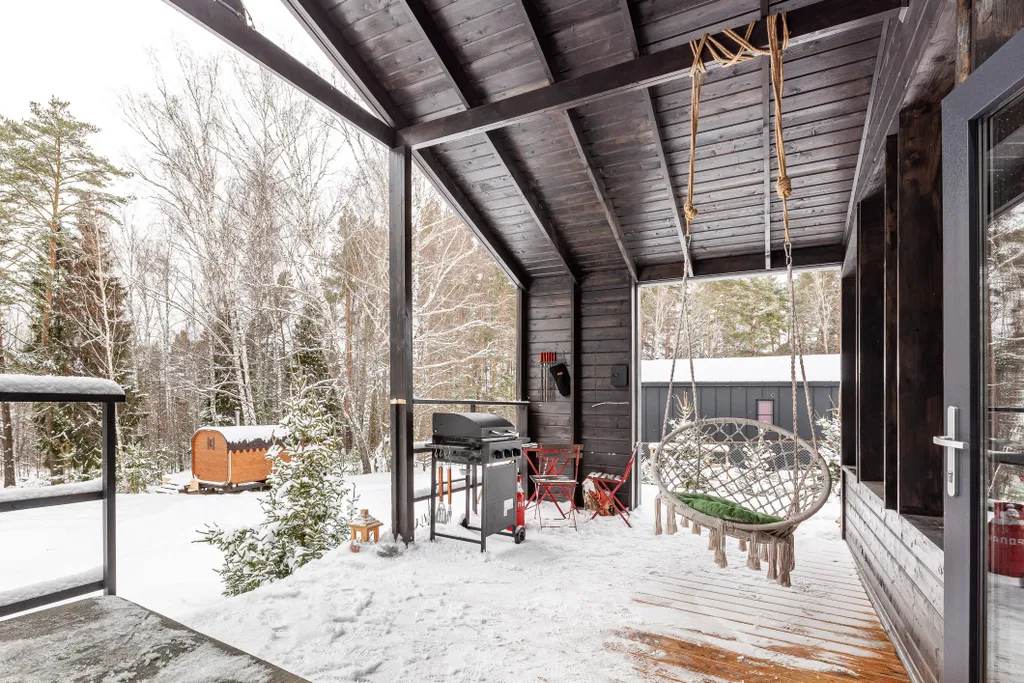 Современный дом с баней в лесу