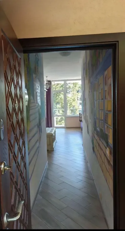 Апартаменты с видом на море, расписными стена и отдельной спальней