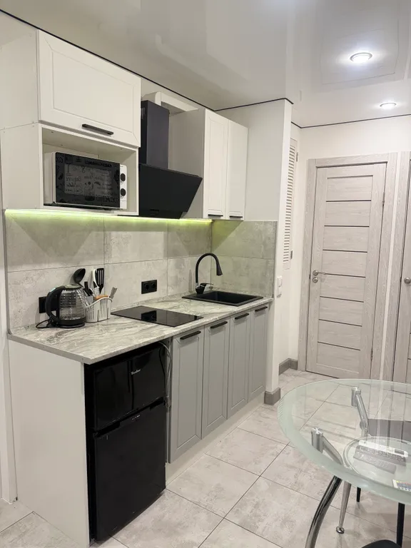 Студия с панорамными окнами и видом во двор