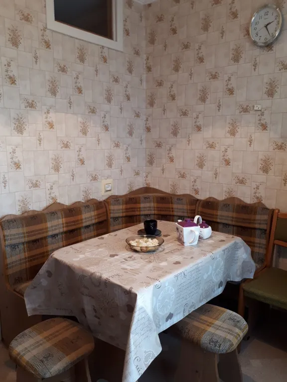 Двухкомнатная квартира с большой лоджией в центре Феодосии