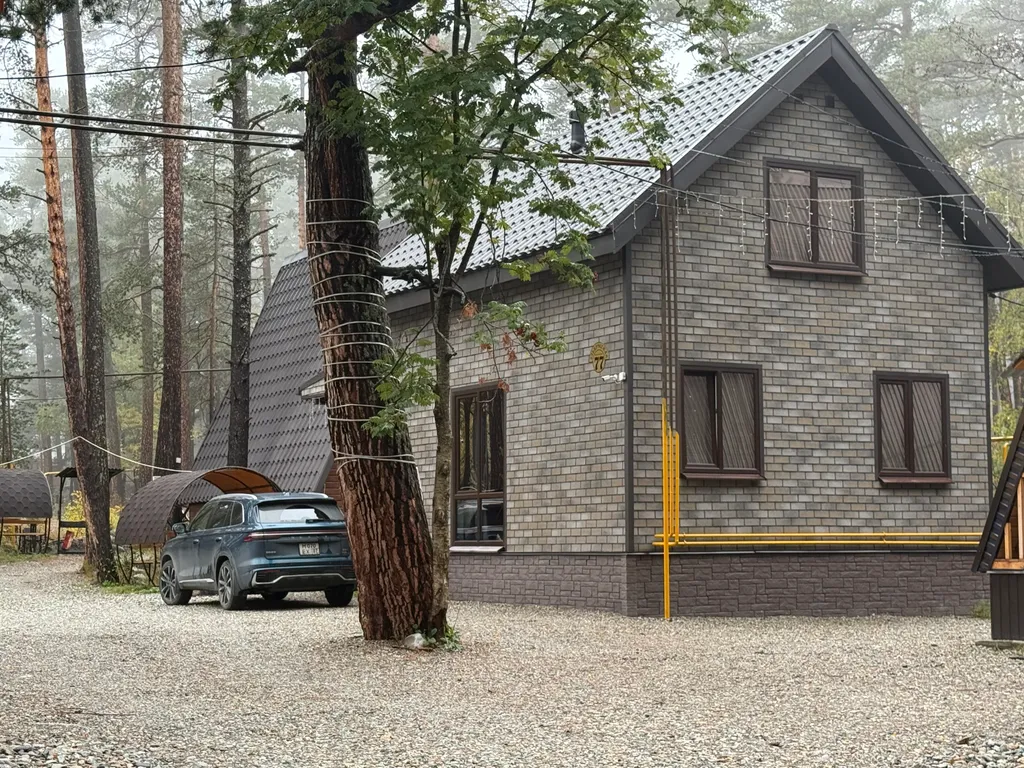 Malkar house с видом на гору Чегет