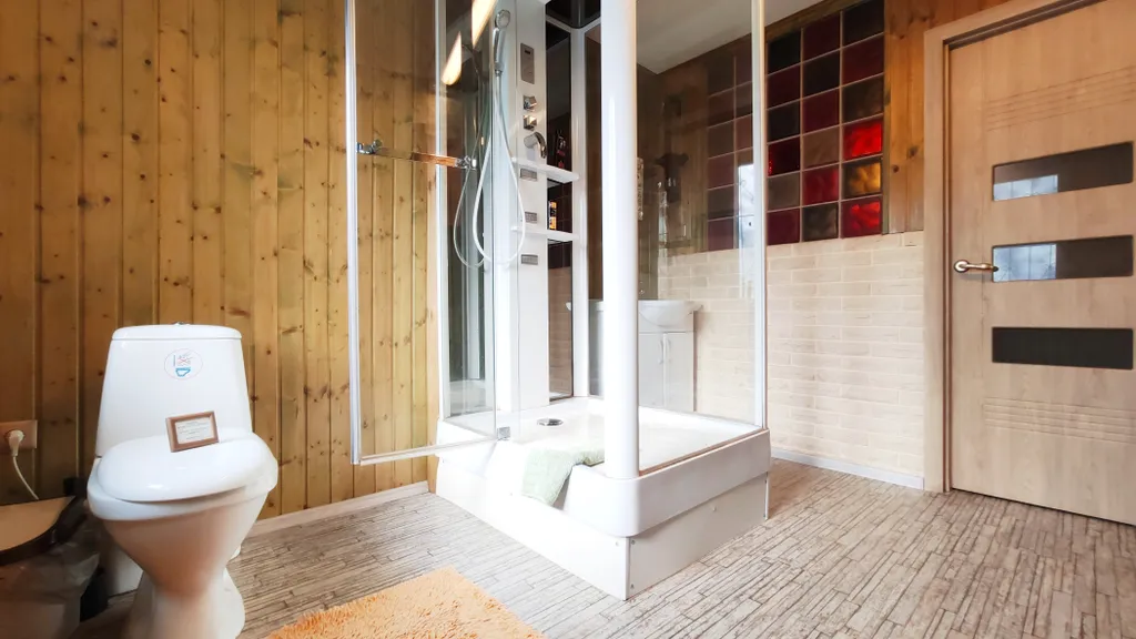 Квартира с большой кроватью и душевой кабиной